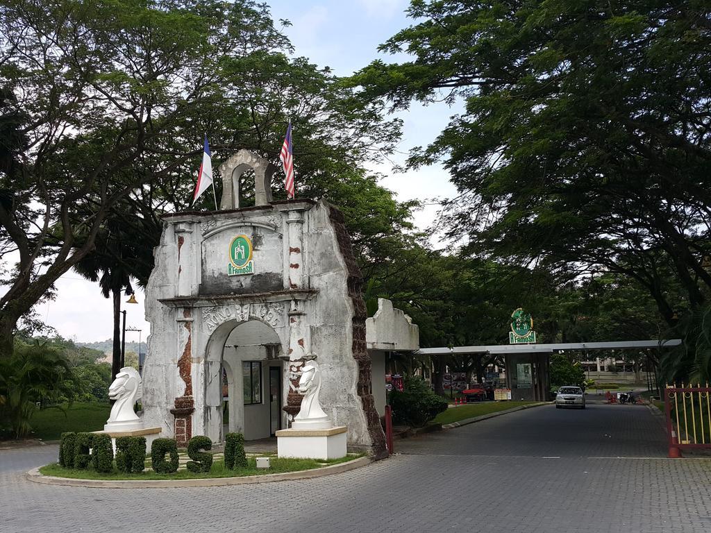 D Savoy Famosa